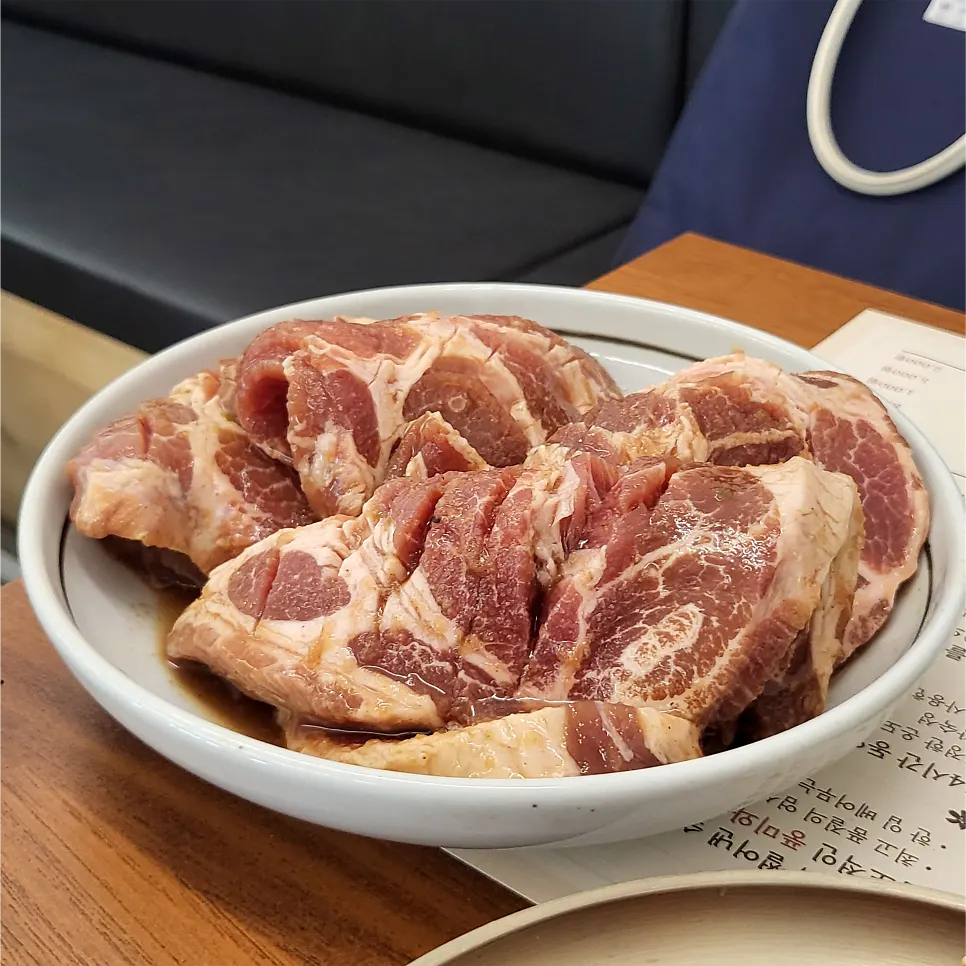 샐러드와 장아찌, 상추겉절이 밑반찬 상차림