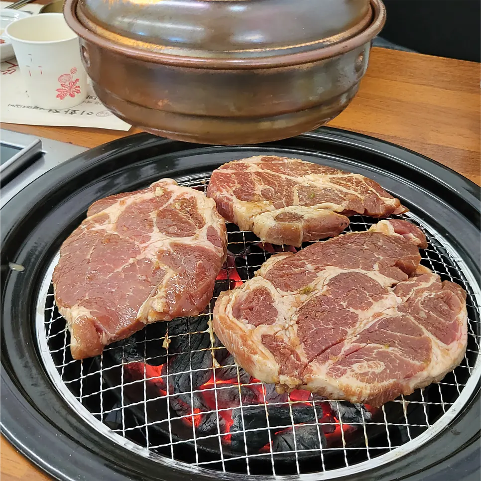 돼지양념구이와 돼지양념갈비가 적힌 메뉴