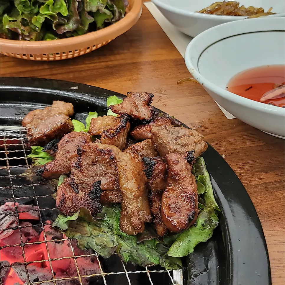 숯불에 구워지는 돼지양념구이