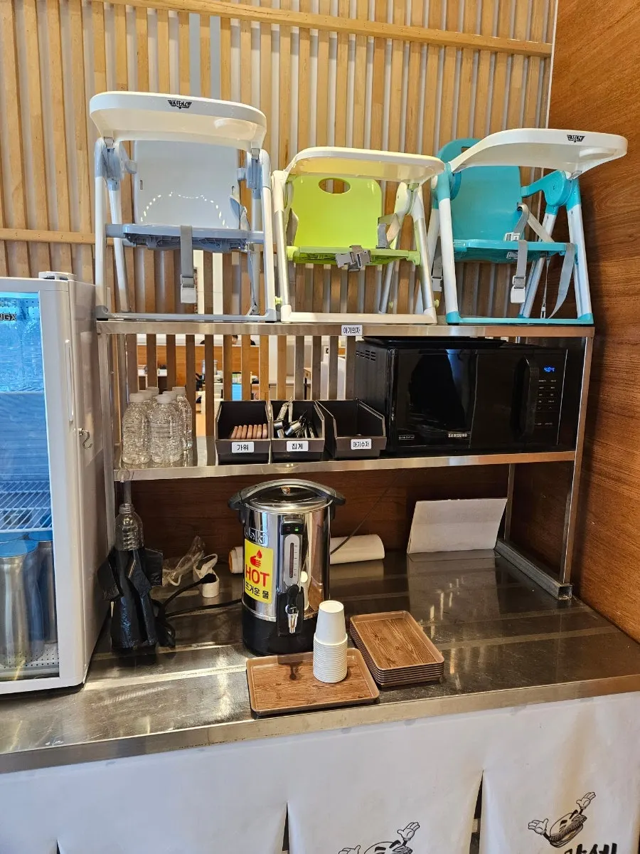 Catch Table waiting registration kiosk and interior view at the entrance