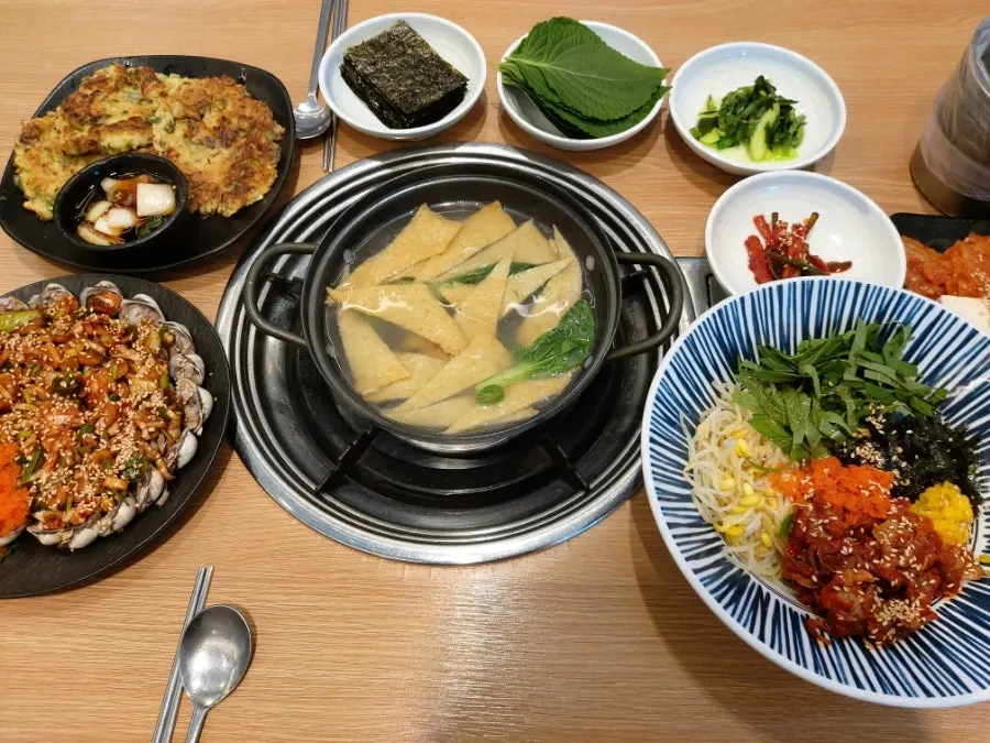어묵탕이 함께 차려진 패밀리세트 한 상