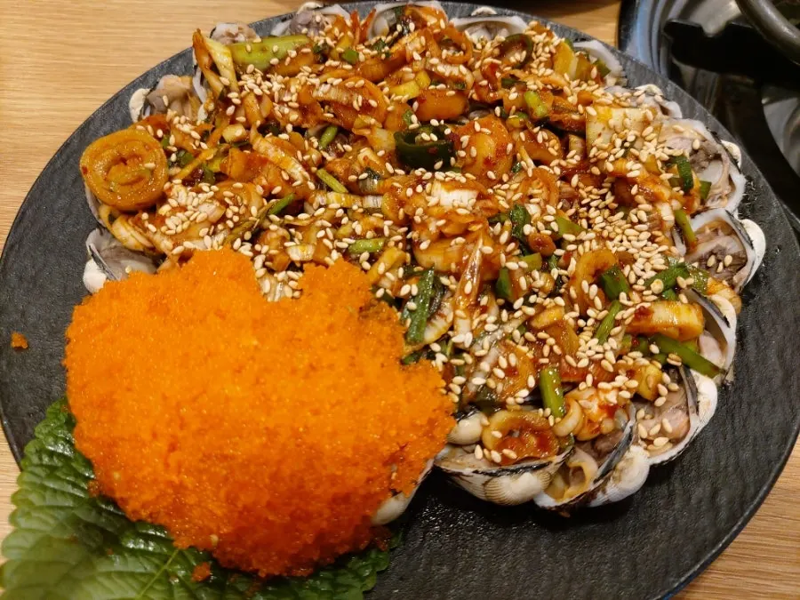 날치알 올라간 만세양념꼬막 접시