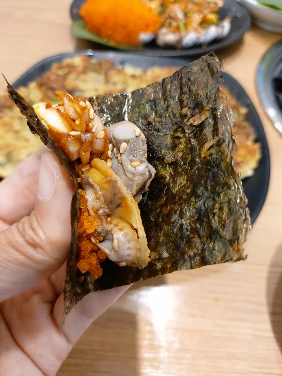 마른김에 올린 양념꼬막과 날치알