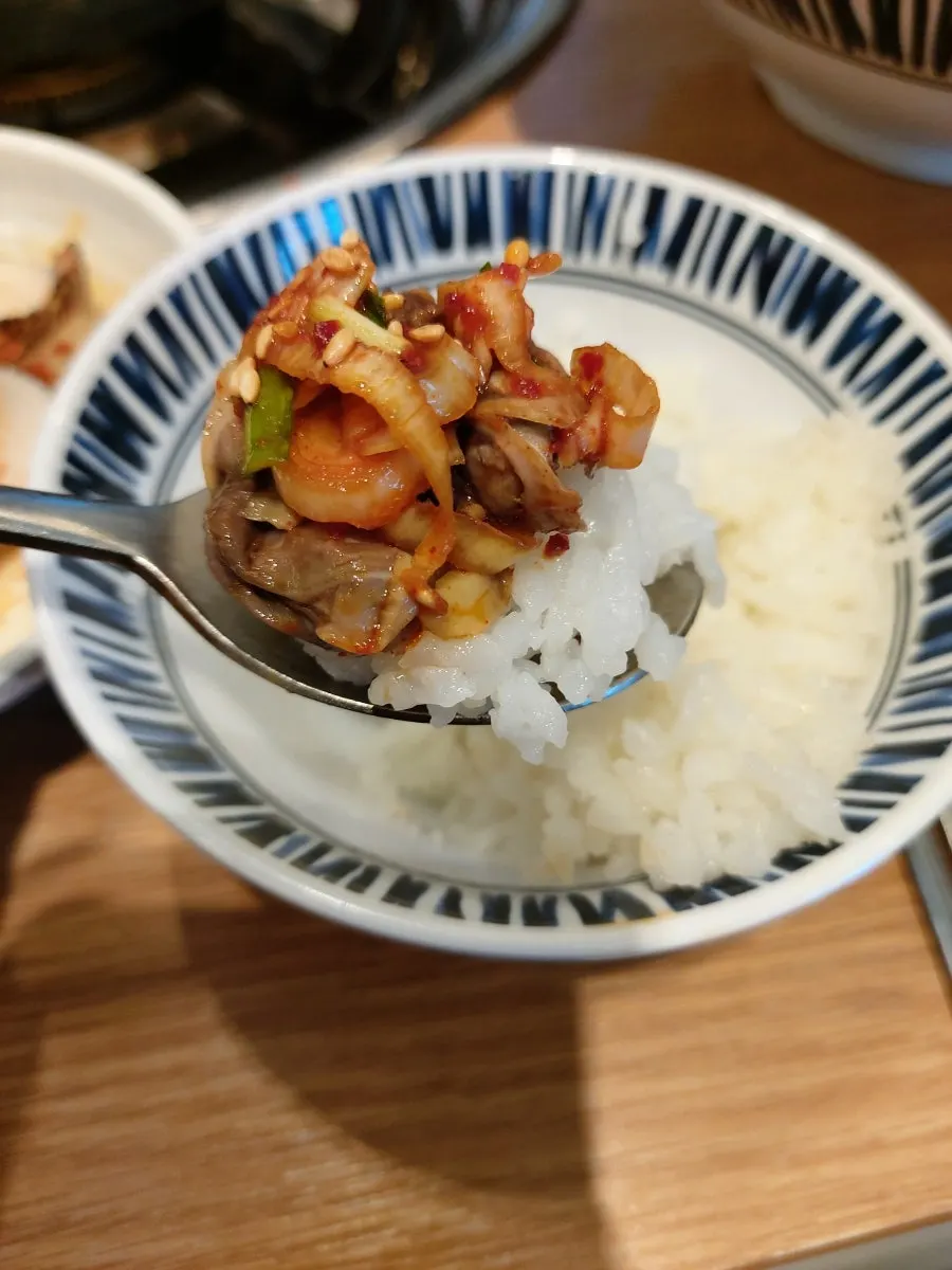 밥 위에 얹은 만세양념꼬막