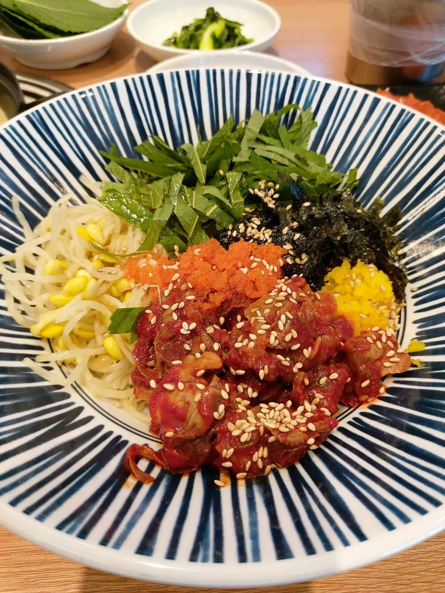 콩나물과 날치알이 올라간 꼬막비빔밥