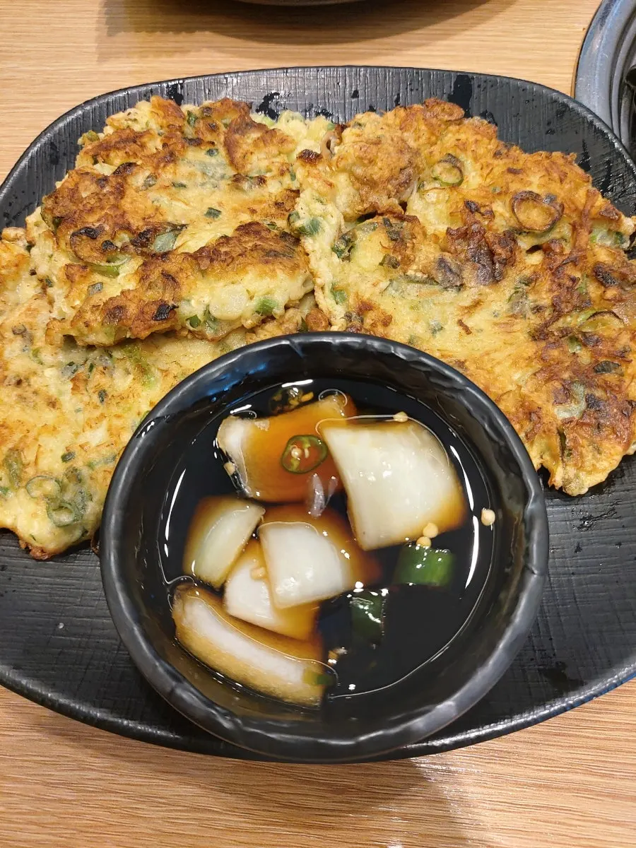 비벼 먹는 꼬막비빔밥 한 그릇