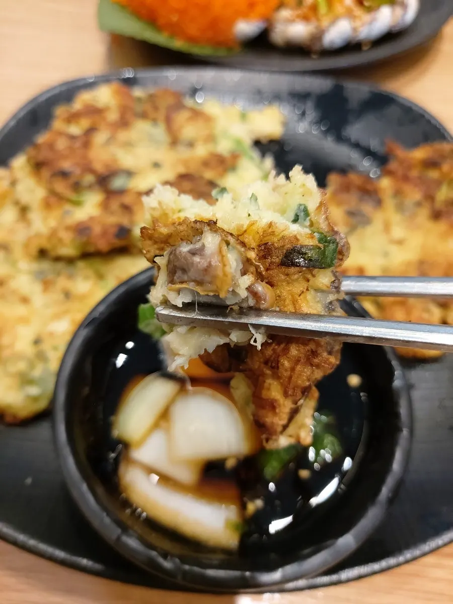 노릇하게 부쳐진 꼬막전