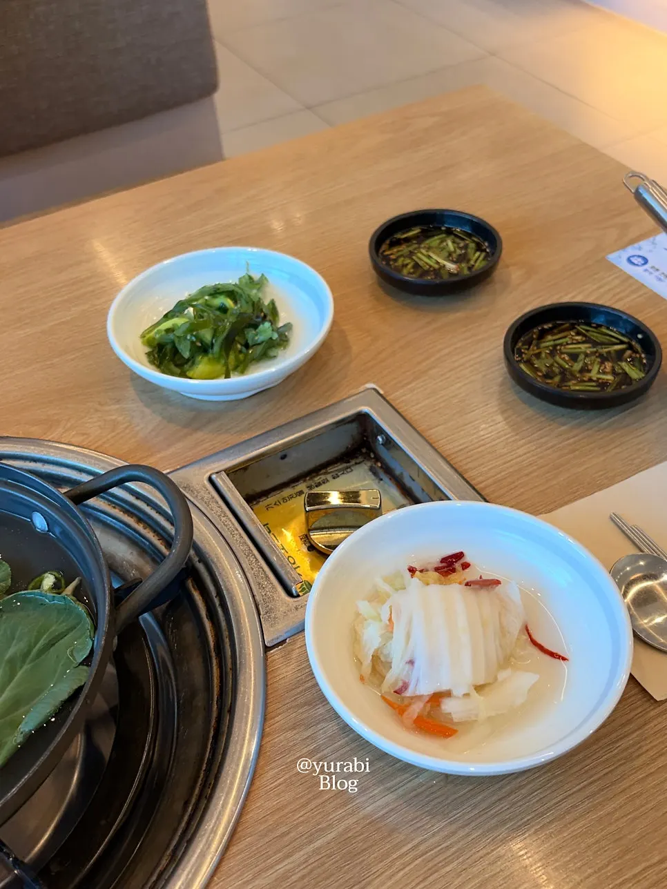 꼬막만세 기본 반찬이 깔린 테이블