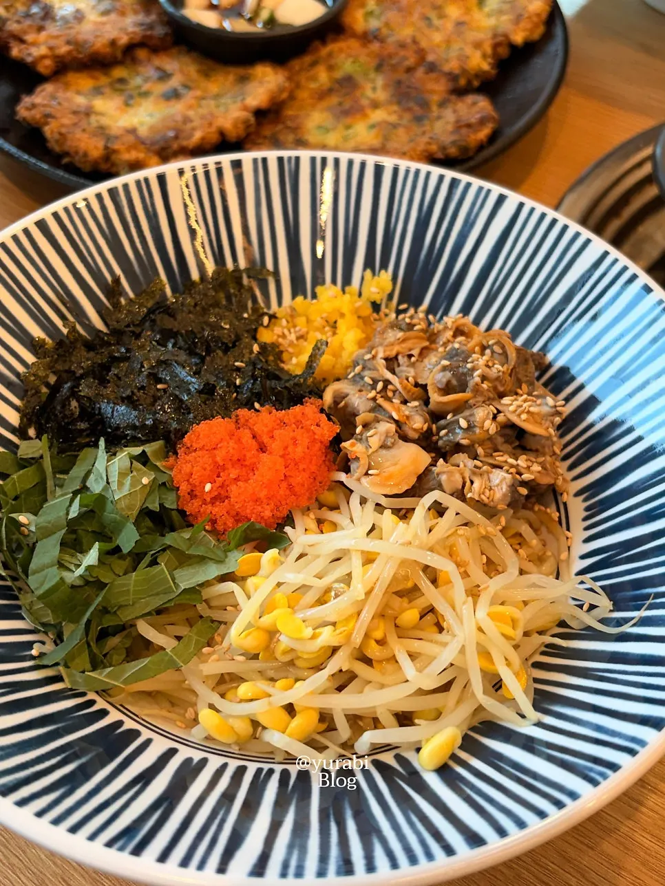 참기름을 더 넣어 비비는 꼬막비빔밥