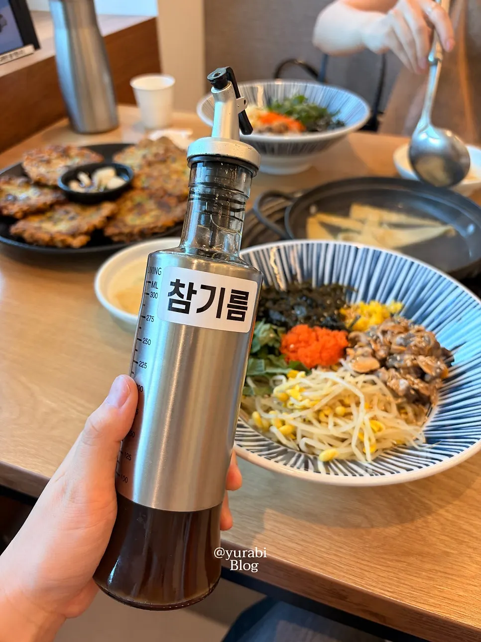매장에 구비된 참기름과 비빔밥
