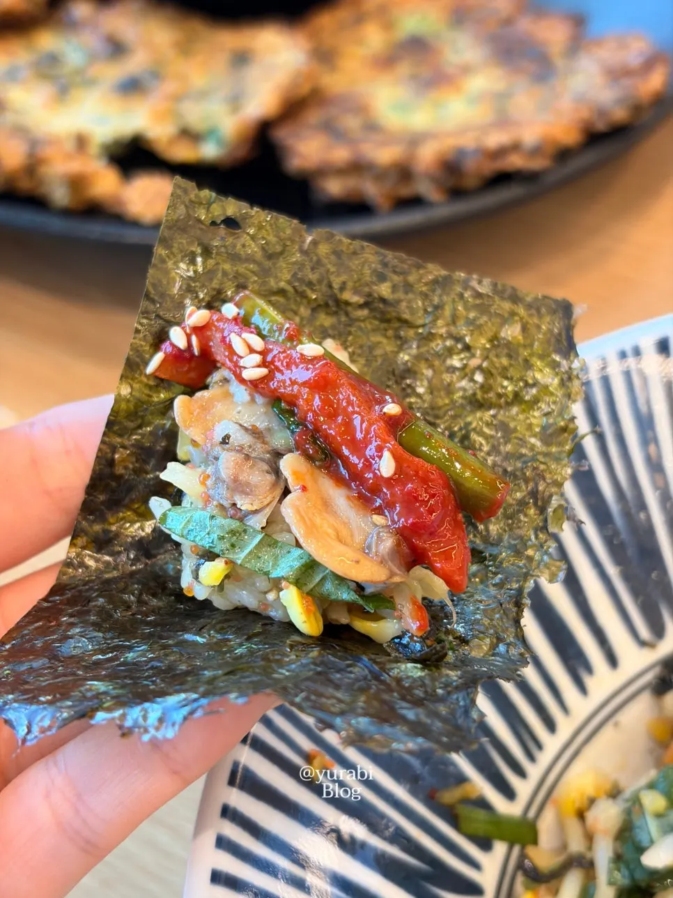 김에 꼬막과 밥, 무말랭이를 올린 조합