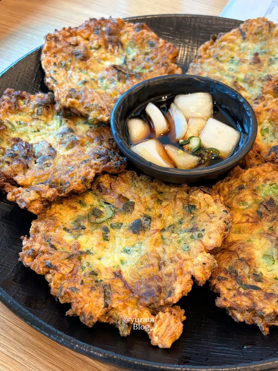 노릇하게 구워진 꼬막전 단면