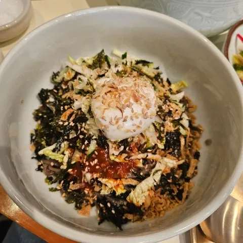 Cool buckwheat mul-makguksu in broth