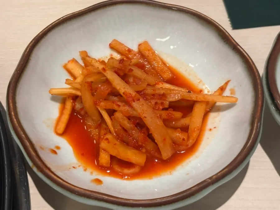 Plates of mu-saengchae and baek-kimchi side dishes