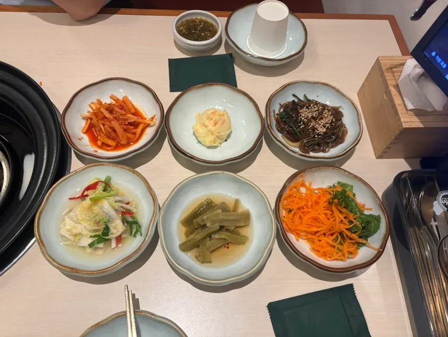 Table with wrapping vegetables and abundant side dishes