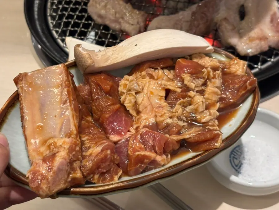 A plate of one serving of yuja galbi