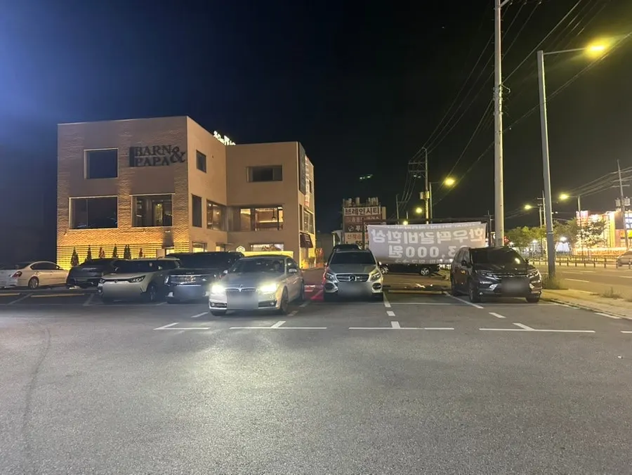 Full view of the standalone building housing Kkomak Manse