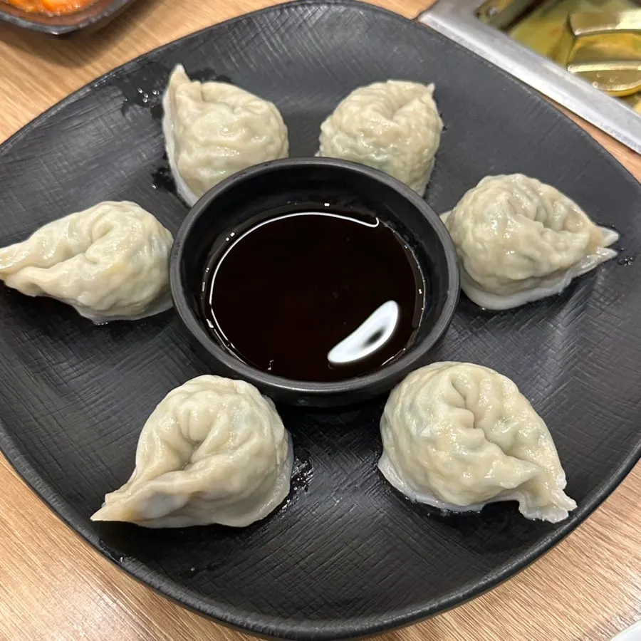 Mixed cockle bibimbap wrapped in seaweed