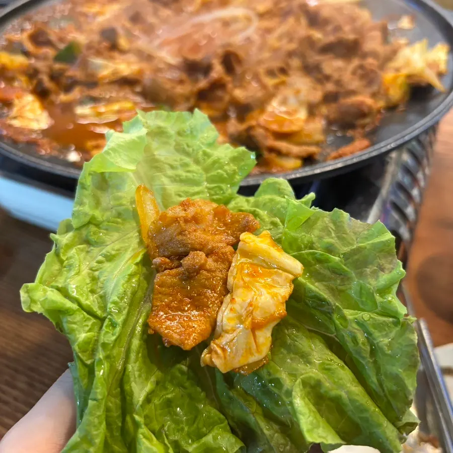 Lettuce wrap with meat and vegetables