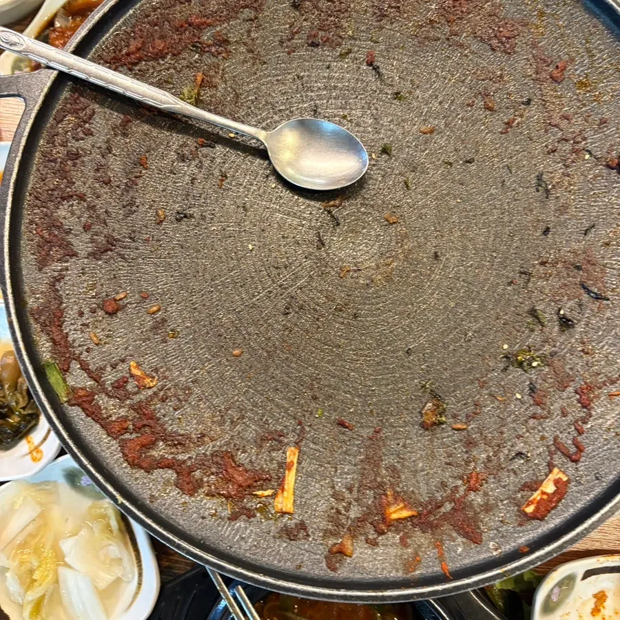 Crispy scorched fried rice on the griddle