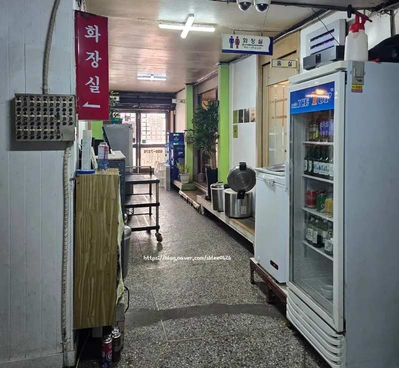 Interior of Pyeongtaek Jumulleok with tables split along a corridor
