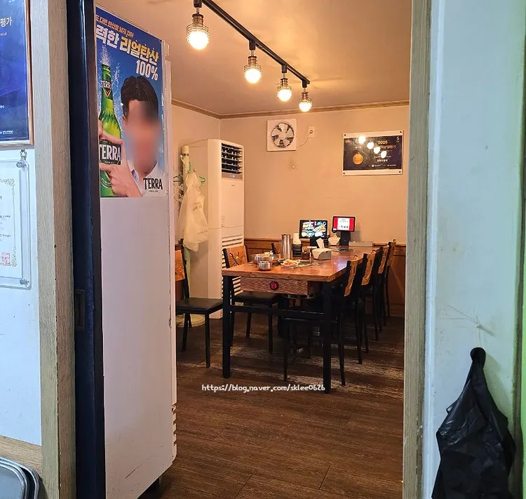 Dining hall at Pyeongtaek Jumulleok Pyeongtaek Station Branch with customers