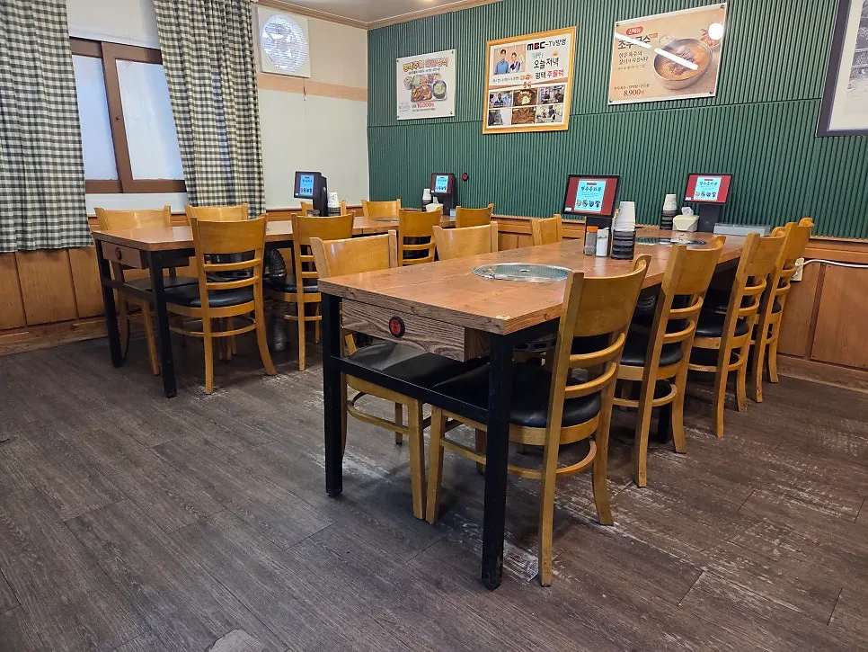 A table in the shoes-on Maesil room