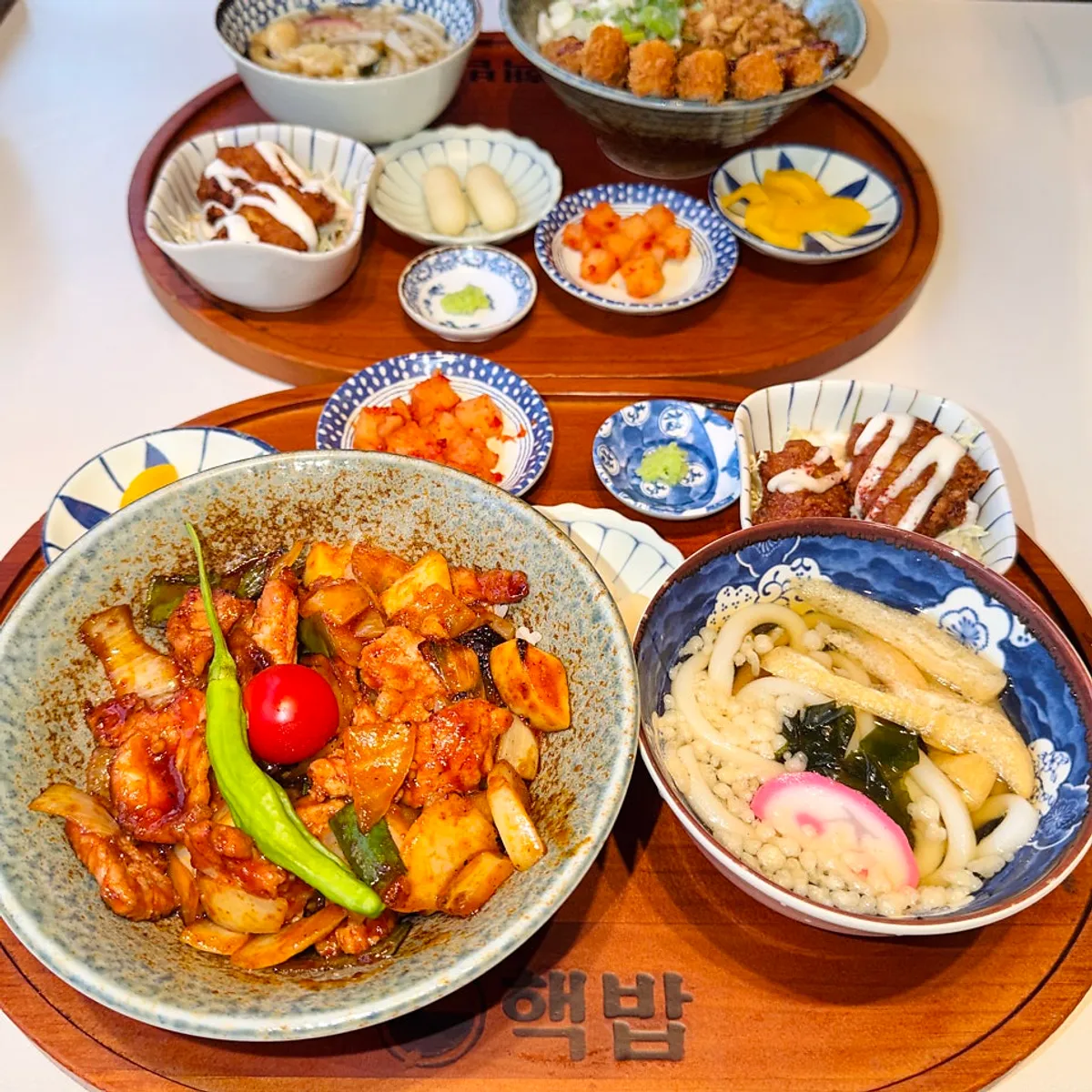 A set meal with rice bowl, mini udon, and karaage