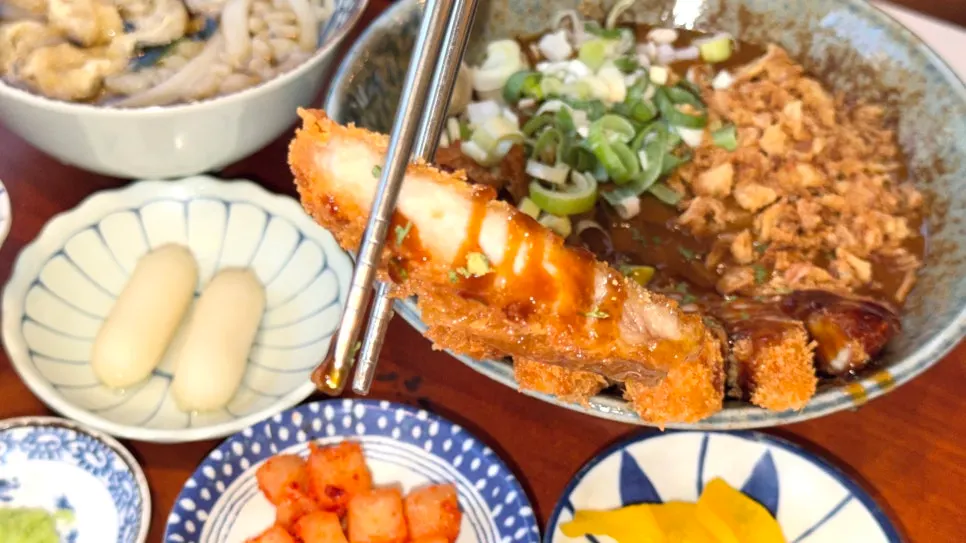Tonkatsu curry rice bowl topped with 6 pieces of pork cutlet
