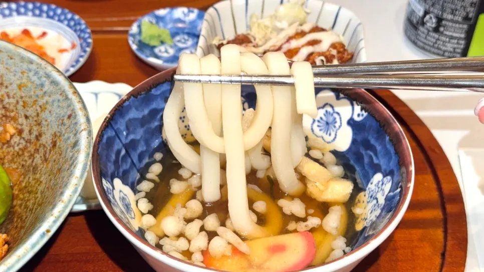 Mini udon and karaage served with the set