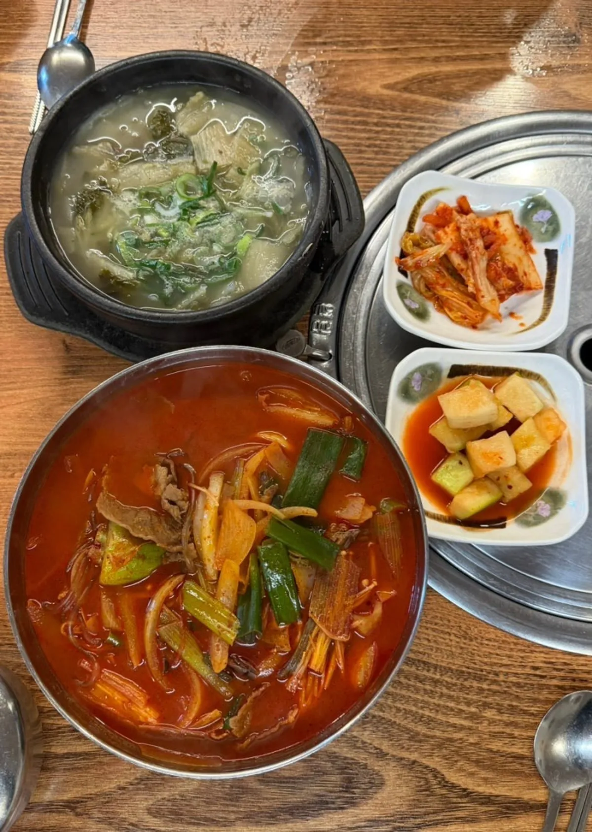 고추장주물럭과 반찬 4종이 담긴 만 원 혼밥정식 식판