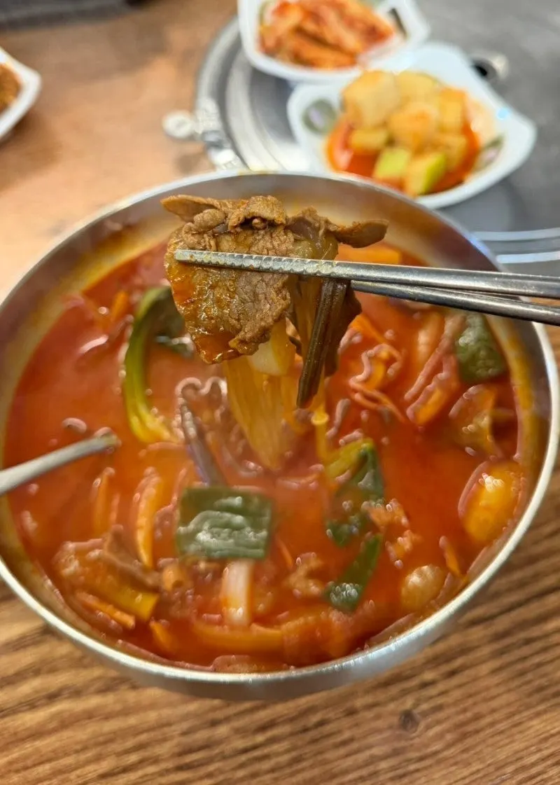 큼직한 대접에 담긴 칼칼한 한우 육개장