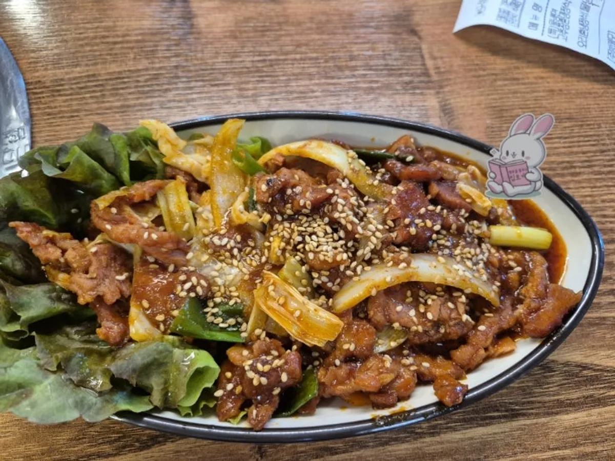 Griddle jumulleok ringed with cabbage