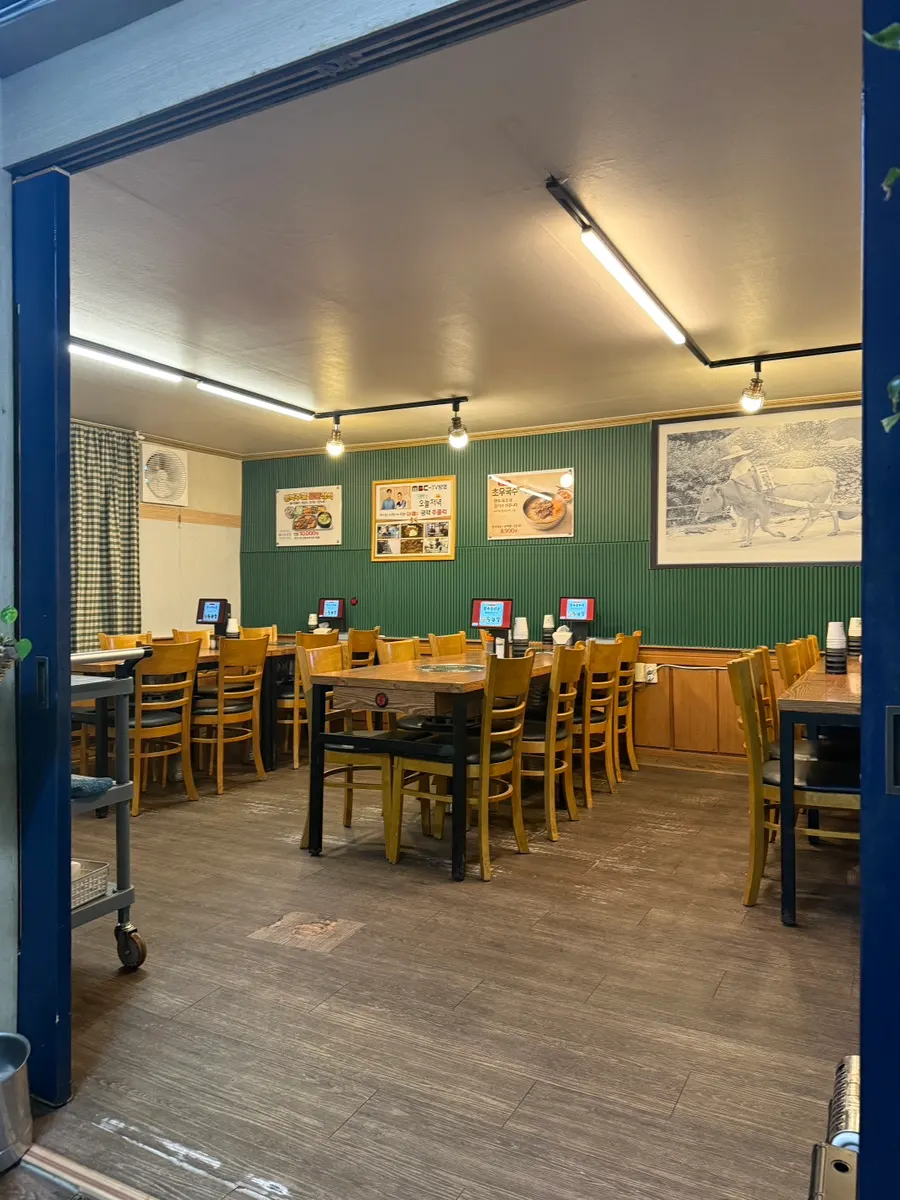 Neatly remodeled seating at Pyeongtaek Jumulleok