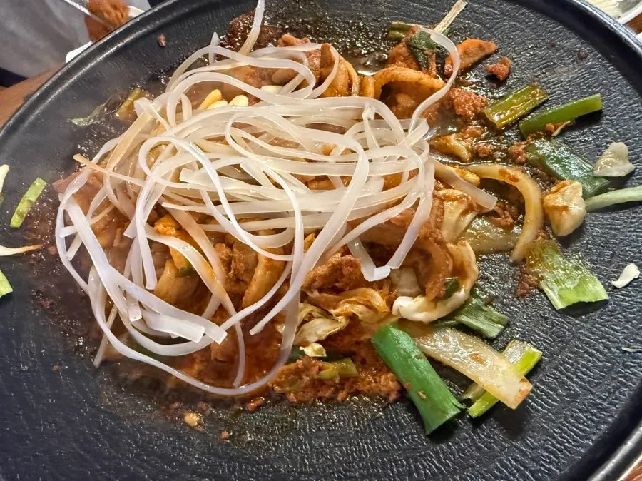 Tableware and table setting at Pyeongtaek Jumulleok