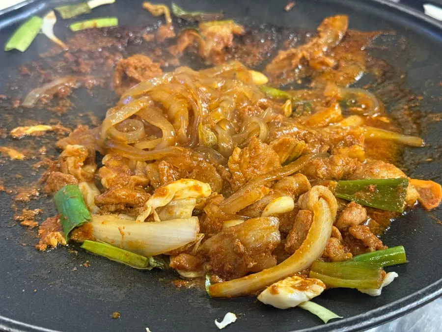 A piece of grilled jumulleok meat