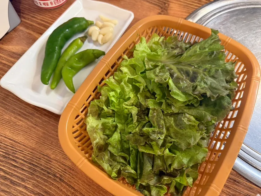 Cooked jumulleok with side dishes