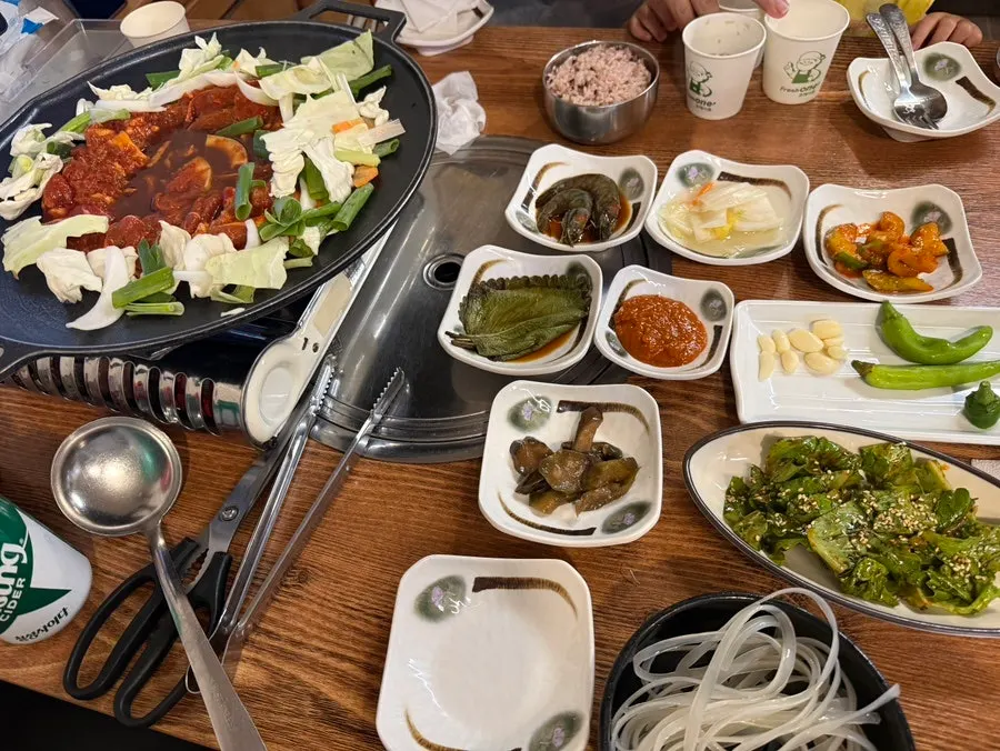 Spread of meat and basic side dishes at Pyeongtaek Jumulleok
