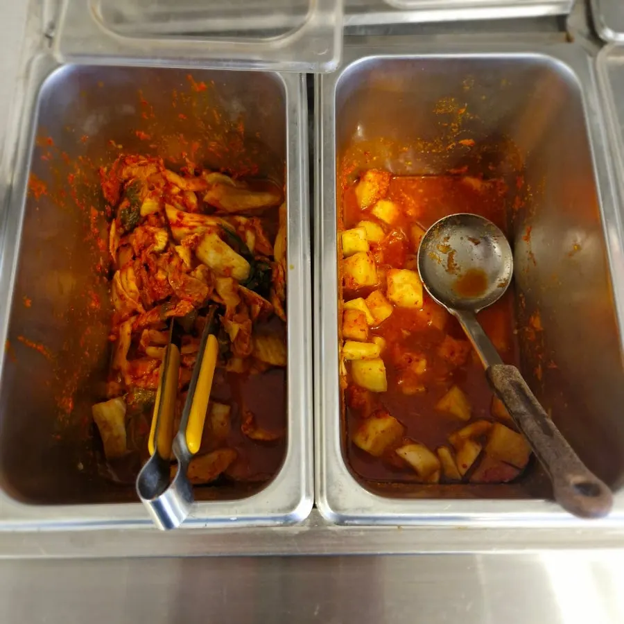 셀프로 가져다 먹는 김치 코너