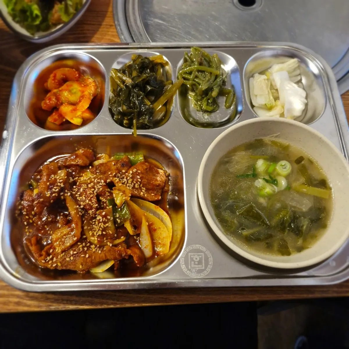 식판에 담겨 나온 고추장주물럭 혼밥정식