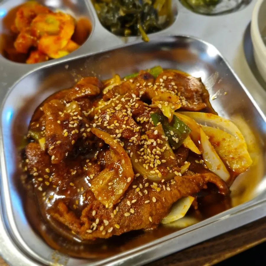 반찬 4종이 함께 나온 고추장주물럭 정식