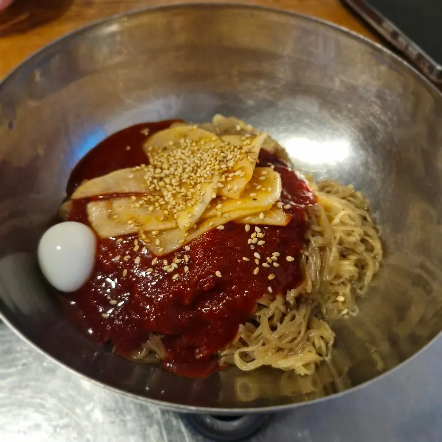 냉육수가 함께 나온 간장 혼냉정식 비빔냉면