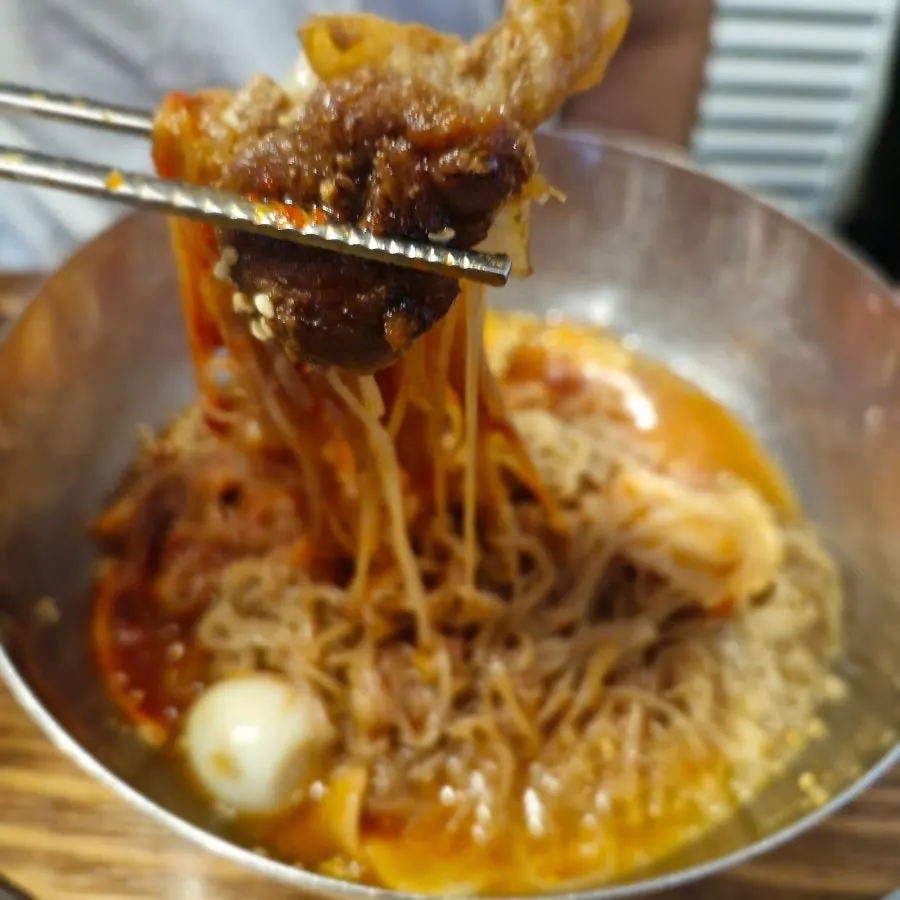 비빔냉면에 간장주물럭을 올린 모습