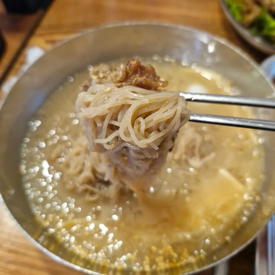 사골 베이스 육수의 물냉면 클로즈업