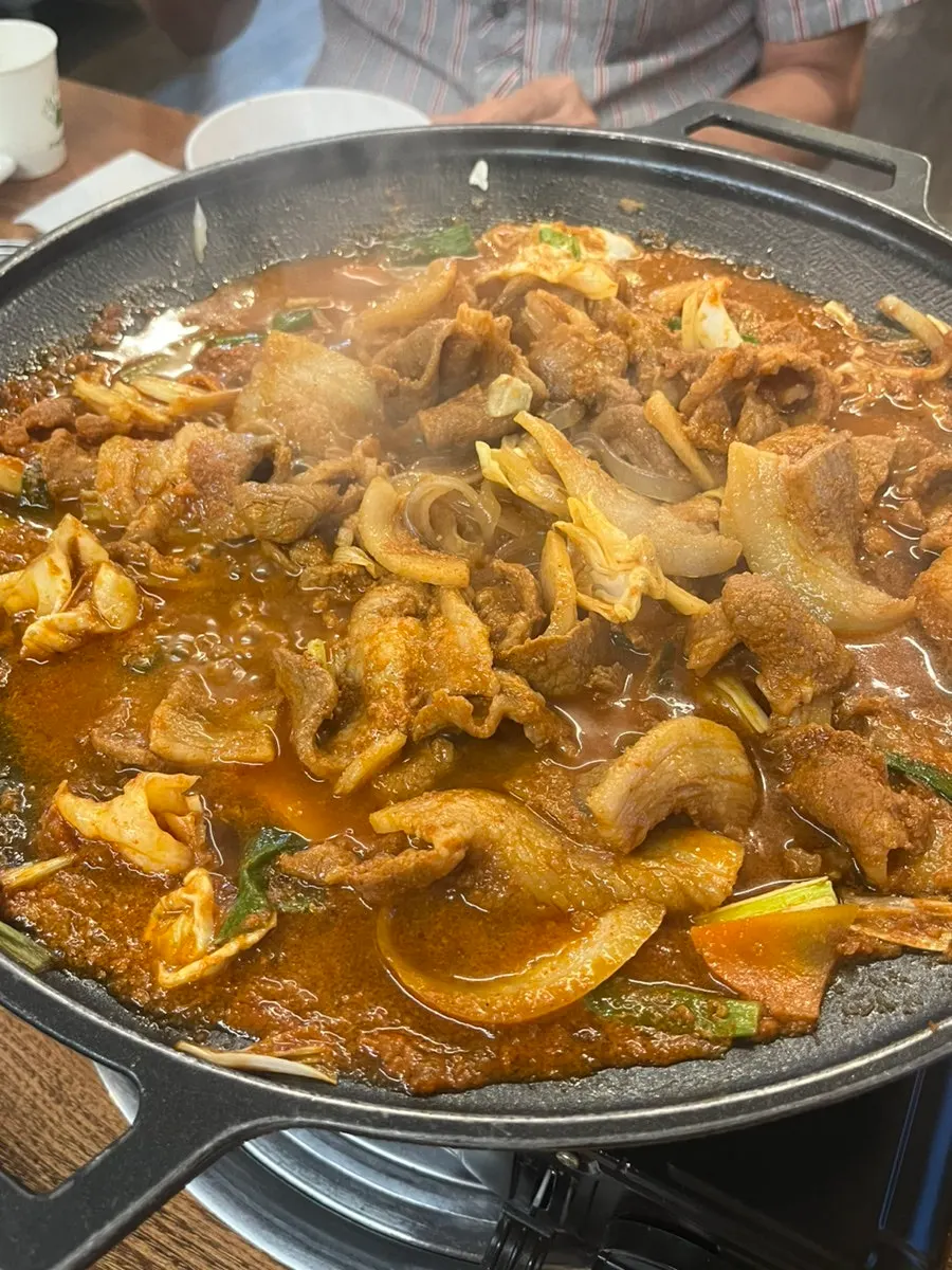 주물럭에 당면을 넣어 익히는 모습