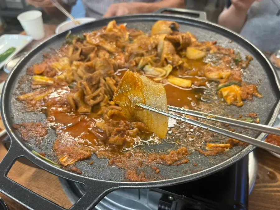 상추에 고기와 마늘을 올린 쌈