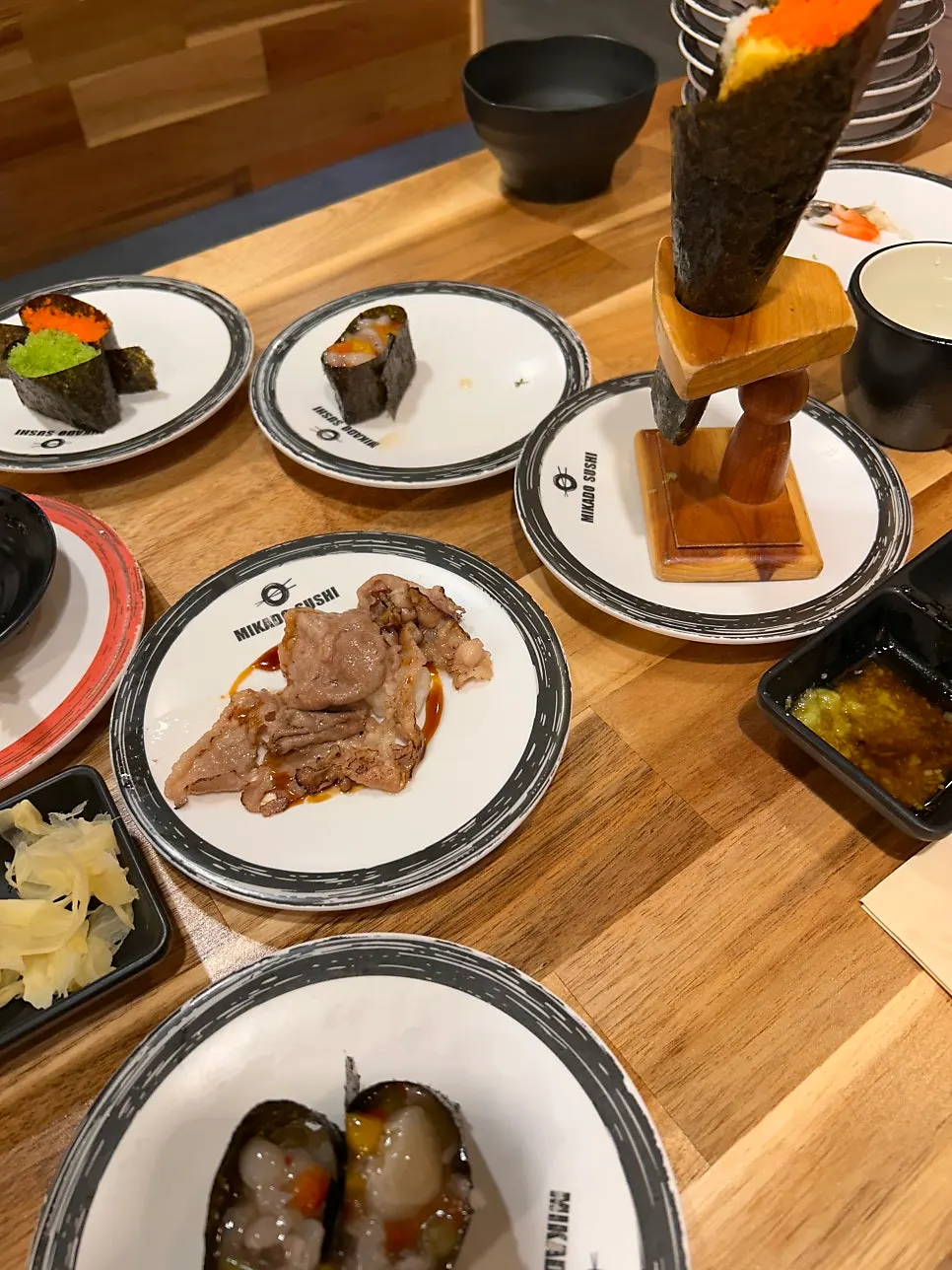 테이블에 쌓인 초밥 접시
