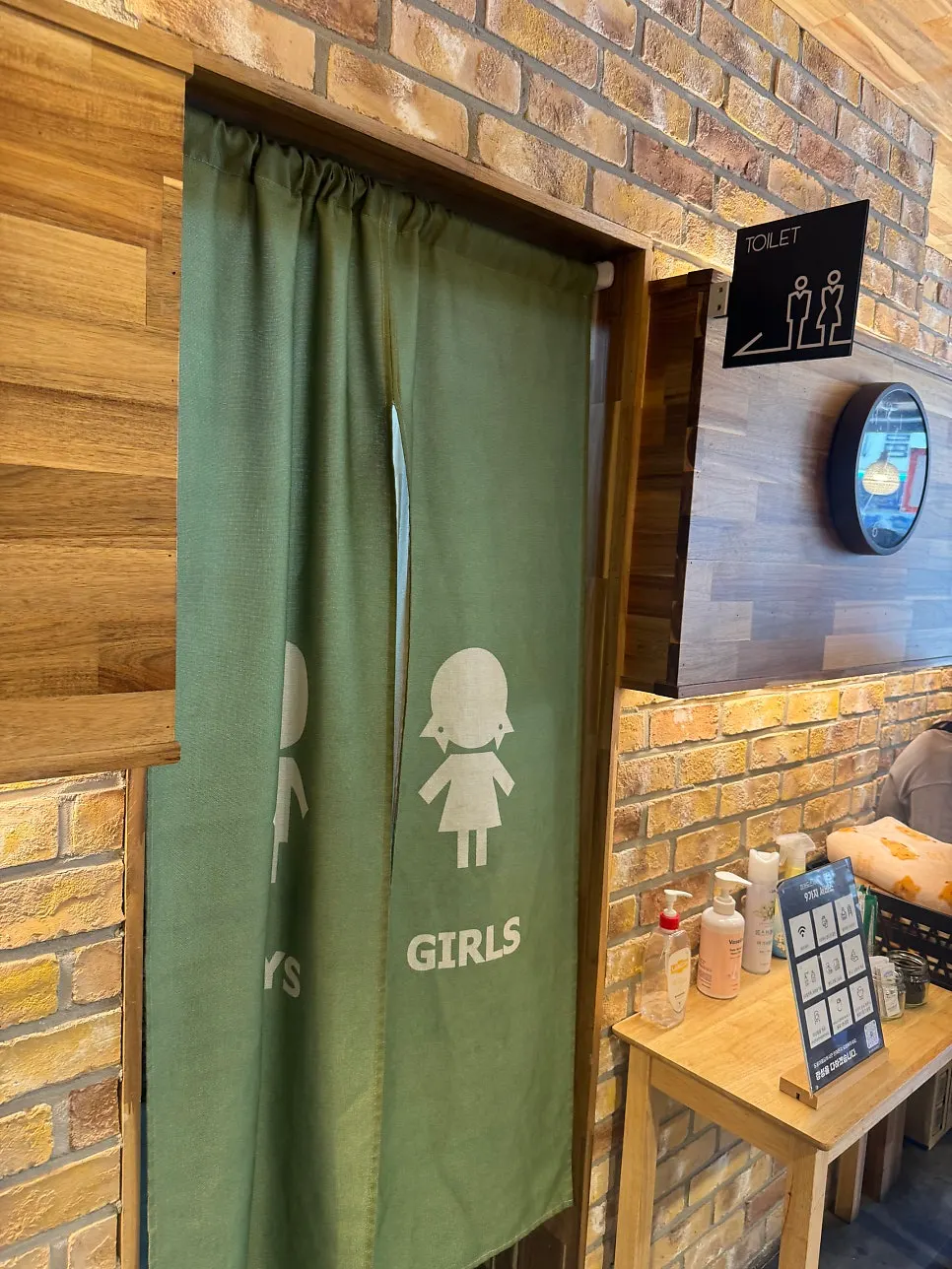 앞치마와 머리끈 등 편의 물품