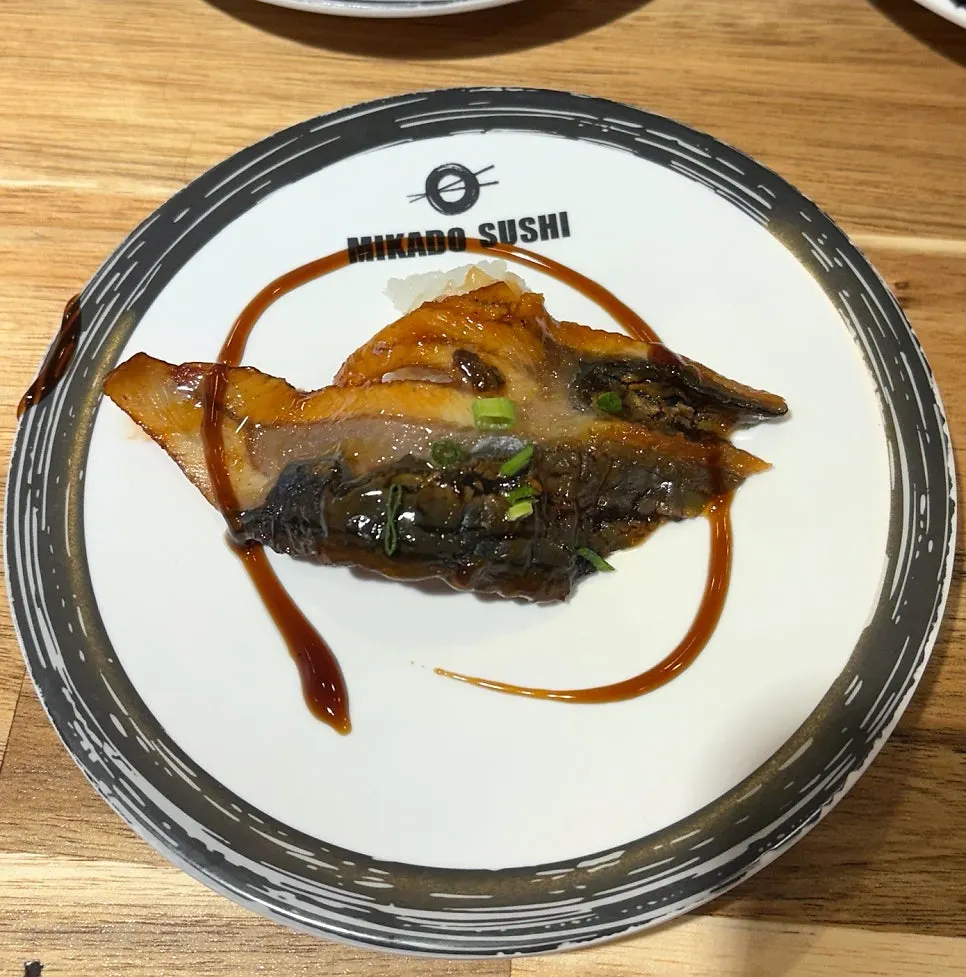 A variety of flat-rate conveyor sushi picks