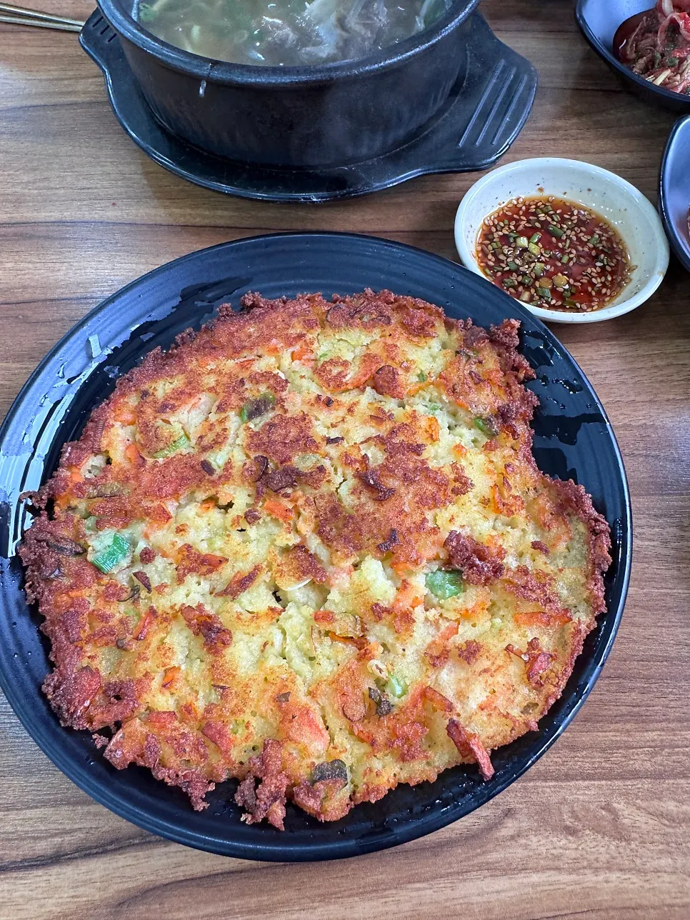 A plate of Seoul Myeonok's nokdu bindaetteok